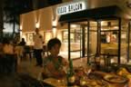 Perfect temperature for outdoor dining near the Rio Parana in Rosario. (57kb)